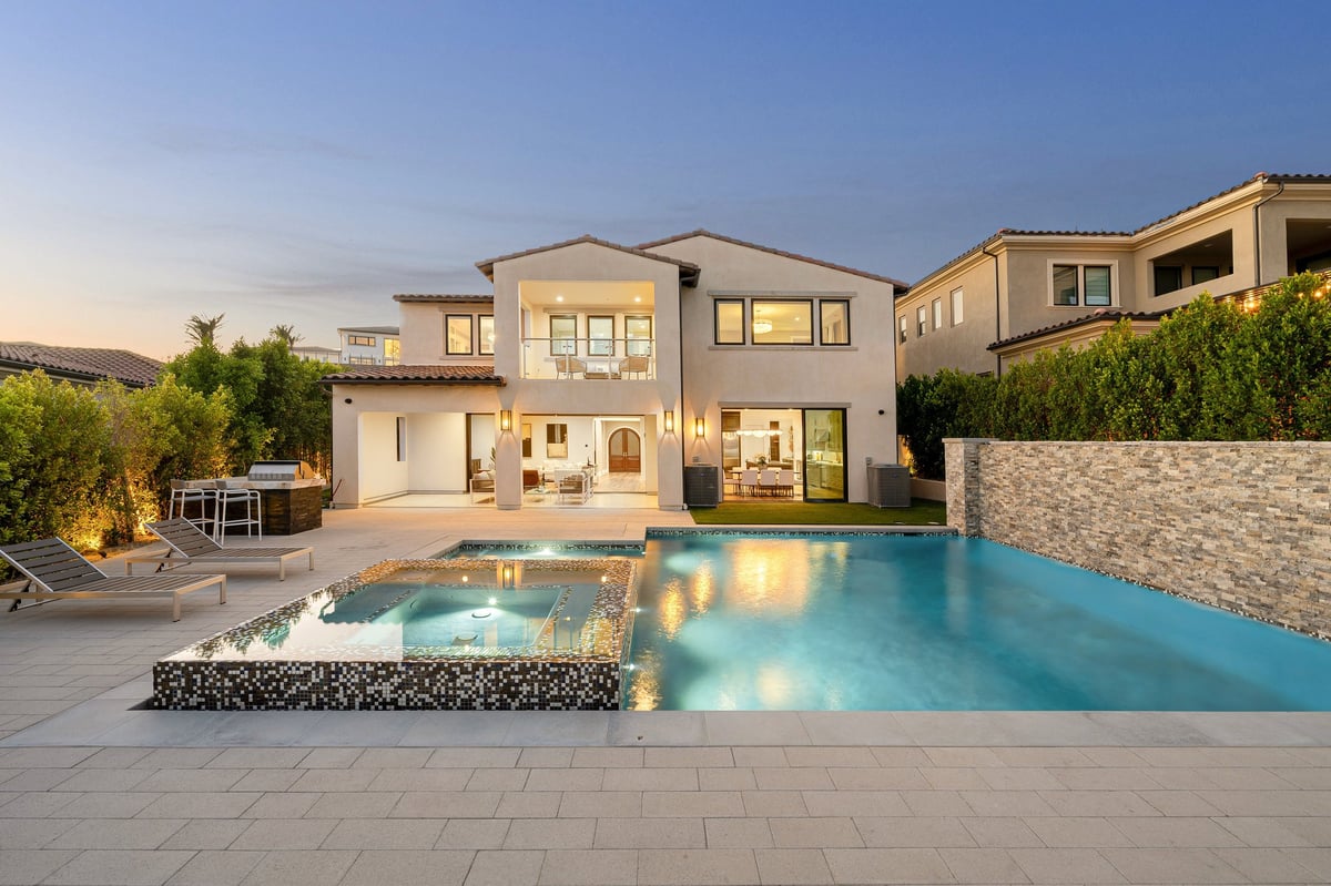 Luxe villa met zwembad bij zonsondergang aan de Middellandse Zee