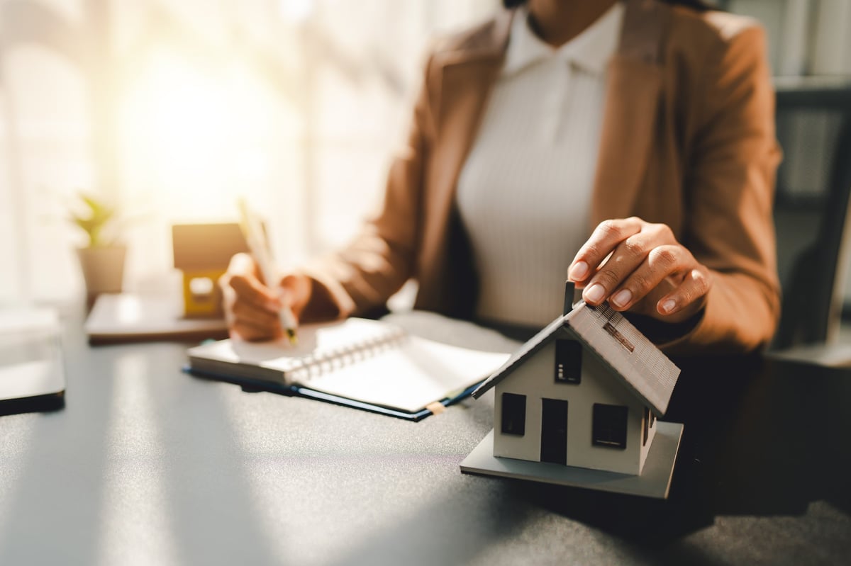 Real estate agent delivering sample homes and contracts